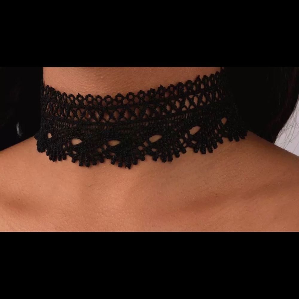 Lace chocker